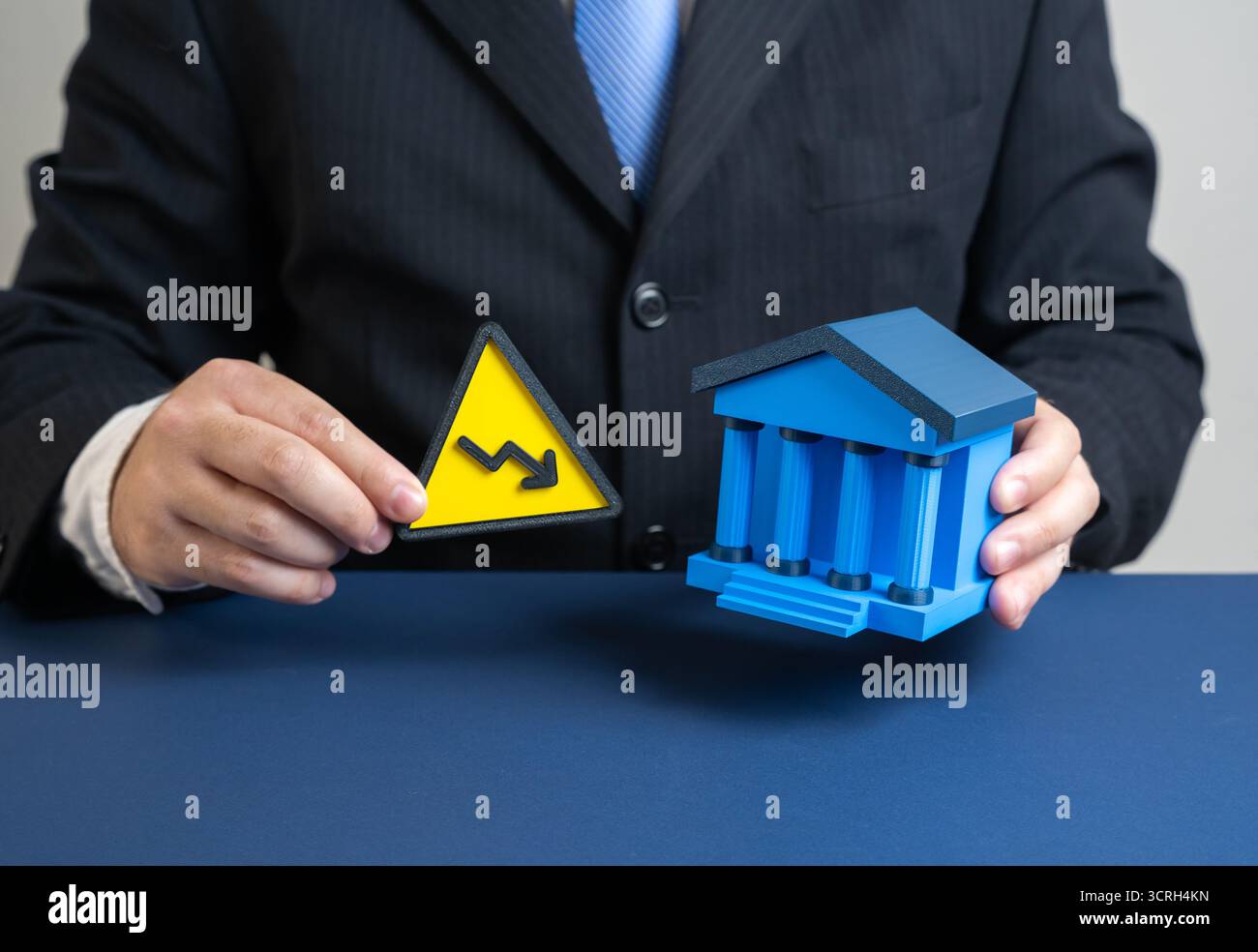 Drohender Rückgang der Liquidität von Bankanlagen. Rückgang der Gewinne und Finanzstabilität. Nützlich für Wirtschaftskrise, Investitionsrisiken, Geldpolitik, Stockfoto