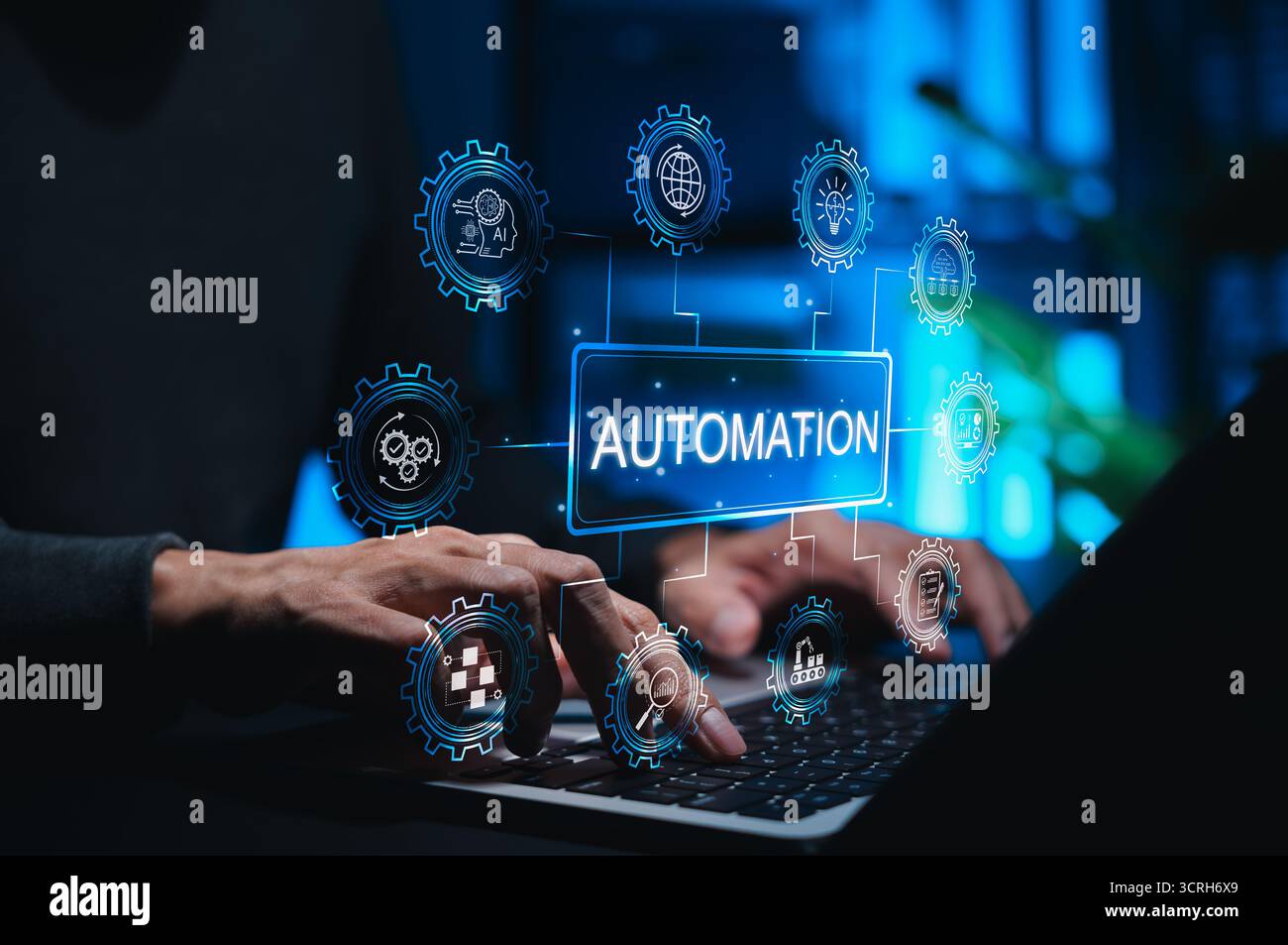 Automatisierungskonzept in Technologie und Wirtschaft. Person, die Laptop verwendet, während Zahnradsymbole für KI, Workflow-Automatisierung, Datenanalyse, Cloud symbolisieren Stockfoto