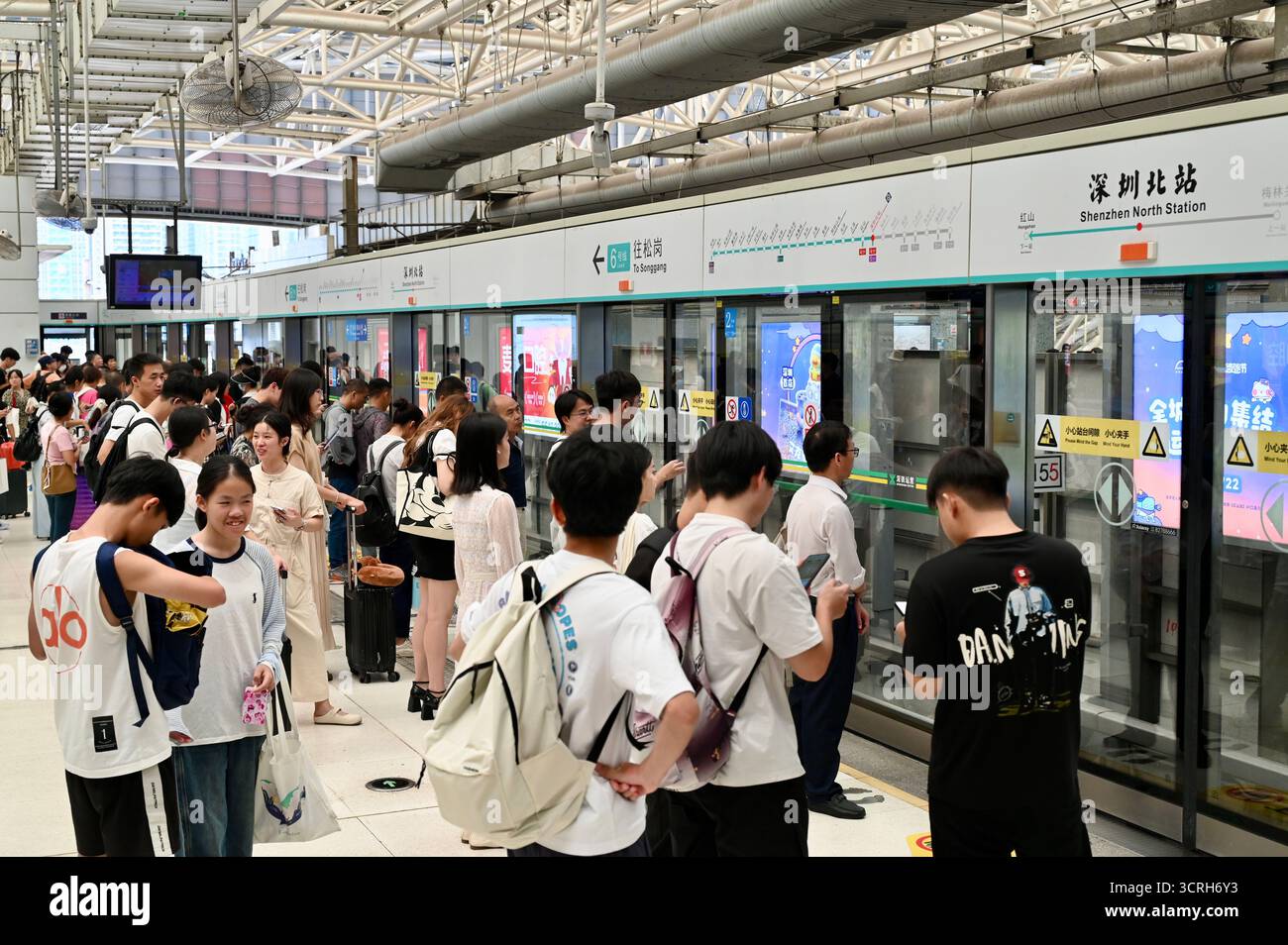 Eine allgemeine Ansicht, die die Passagiere an der U-Bahn der Shenzhenbei North Station am 1. Oktober 2025 in Shenzhen, China, zeigt. Heute ist der Nationaltag der Volksrepublik China. (Foto von Kobe Li/Nexpher Images) Stockfoto