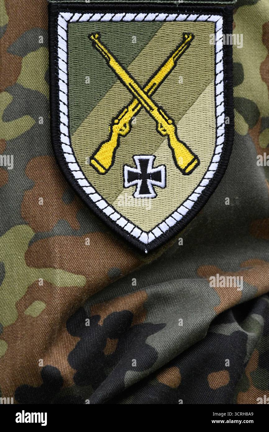 01. Oktober 2025, Sachsen-Anhalt, Möckern: Das Emblem der Heimatwache auf einer Soldatenuniform. Die Soldaten des Heimatschutz-Regiments 6 am Nachmittag im Schlosspark Möckern zur Formationsparade. Das Heimatschutz-Regiment 6 vereint zwei Unternehmen aus Berlin, zwei Unternehmen aus Potsdam und je eine Firma aus Magdeburg und Klietz und ist mit seinem Personal- und Versorgungsunternehmen, dem Spezialbetrieb und dem Ausbildungsbetrieb in Altengrabow stationiert. Foto: Klaus-Dietmar Gabbert/dpa Stockfoto