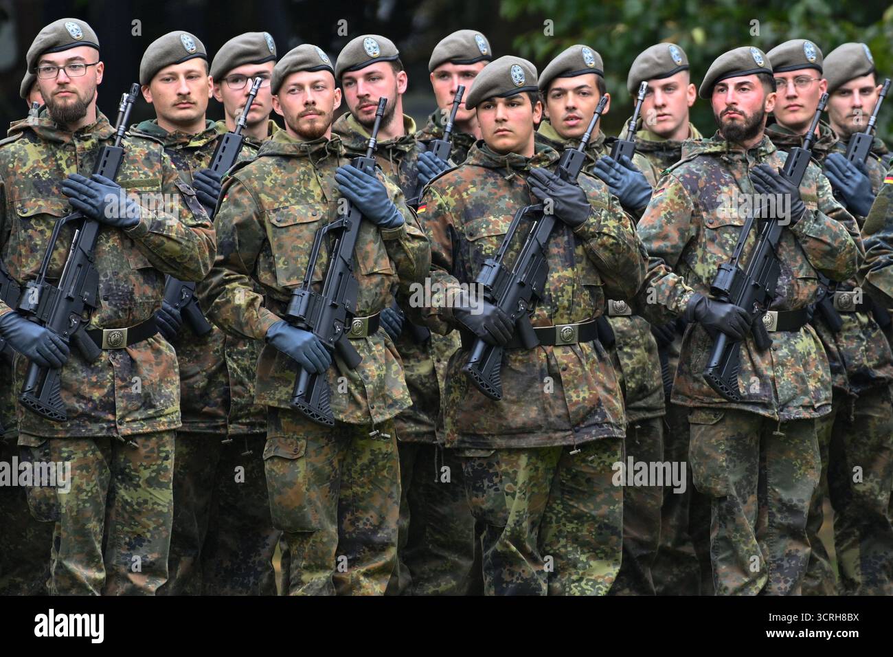 1. Oktober 2025, Sachsen-Anhalt, Möckern: Soldaten und Frauen des Heimatwachregiments 6 haben sich im Schlosspark Möckern aufgereiht. Sie tragen die neue Baskenmütze der Bundeswehr, die die Farbe "Steingrau Olive" hat. Die Einsatzparade des Regiments fand im Schlosspark statt. Das Heimwache-Regiment 6 vereint zwei Berliner Unternehmen, zwei Potsdamer Unternehmen und je eine Firma aus Magdeburg und Klietz und ist mit seinem Personal- und Versorgungsunternehmen, der Spezialgesellschaft und der Ausbildungsfirma in Altengrabow stationiert. Foto: Klaus-Dietmar Gabbert/dpa Stockfoto