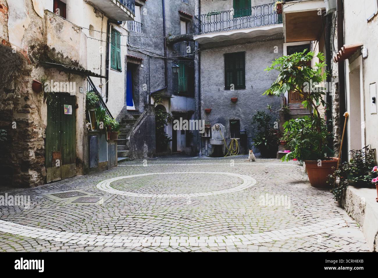Ein Blick auf die kleinen Straßen von Rocchetta Nervina, einer kleinen Stadt im ligurischen Hinterland, Italien Stockfoto