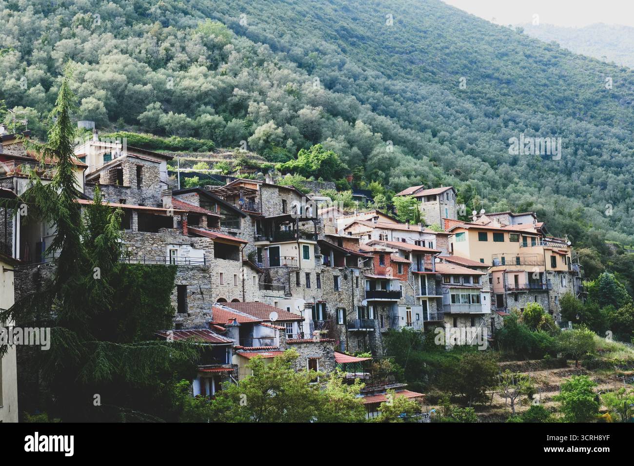 Ein Blick auf die kleinen Straßen von Rocchetta Nervina, einer kleinen Stadt im ligurischen Hinterland, Italien Stockfoto