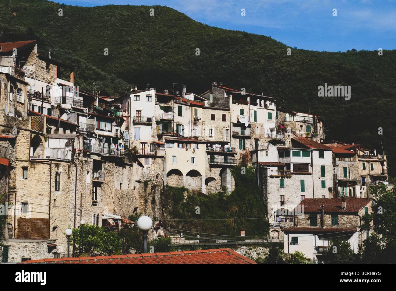 Ein Blick auf die kleinen Straßen von Rocchetta Nervina, einer kleinen Stadt im ligurischen Hinterland, Italien Stockfoto