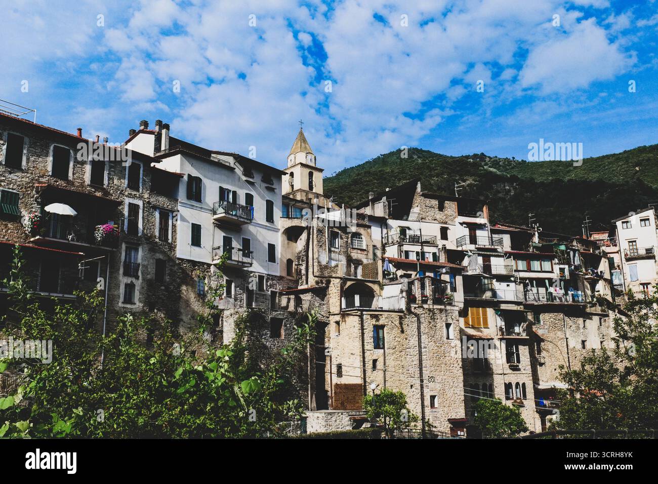 Ein Blick auf die kleinen Straßen von Rocchetta Nervina, einer kleinen Stadt im ligurischen Hinterland, Italien Stockfoto