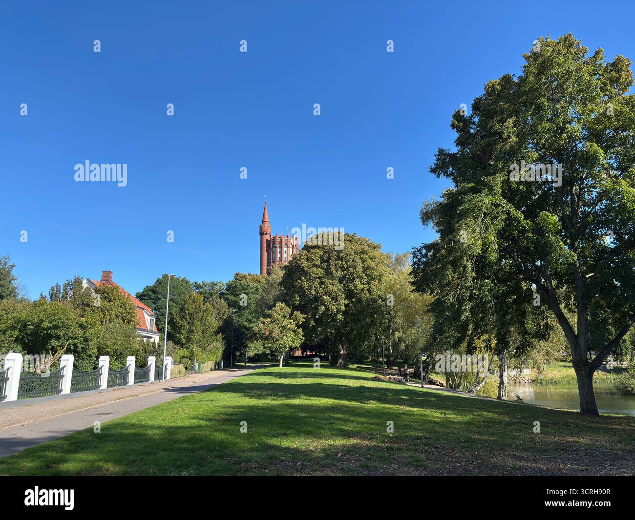 Der historische Wasserturm Gamla Vattentornet in Landskrona Schweden zeigt Architektur aus dem frühen 20. Jahrhundert, die in Apartments mit erhöhtem Blick auf die Stadt umgewandelt wurde. Stockfoto