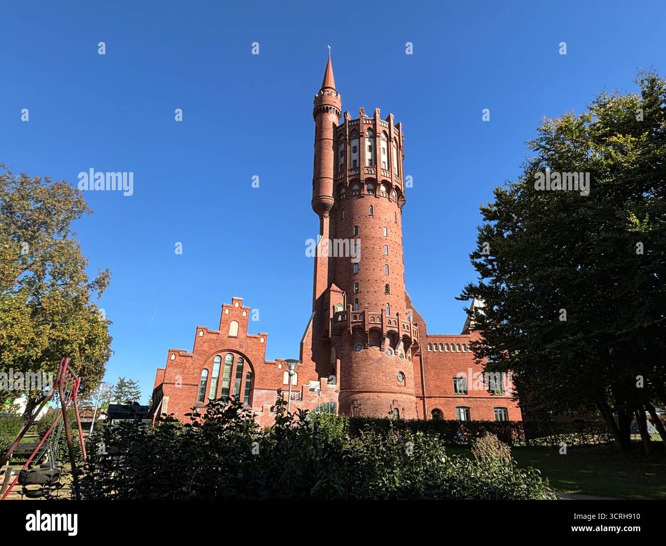 Der historische Wasserturm Gamla Vattentornet in Landskrona Schweden zeigt Architektur aus dem frühen 20. Jahrhundert, die in Apartments mit erhöhtem Blick auf die Stadt umgewandelt wurde. Stockfoto