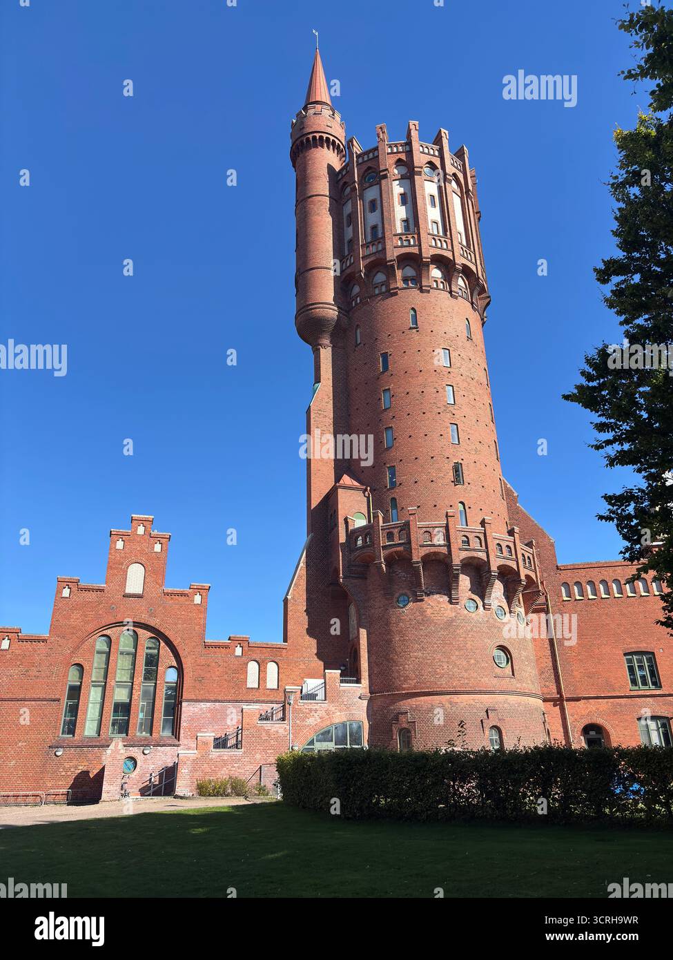 Der historische Wasserturm Gamla Vattentornet in Landskrona Schweden zeigt Architektur aus dem frühen 20. Jahrhundert, die in Apartments mit erhöhtem Blick auf die Stadt umgewandelt wurde. Stockfoto