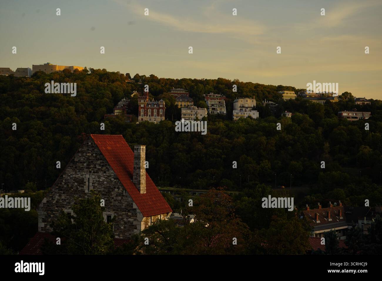 Budapest in der Goldenen Stunde ist eine weitere Ebene der Schönheit, um zu sehen, wie die Skulpturen und Statuen der Burg in den Bergen in dieser Stunde noch mehr hervorgehoben werden Stockfoto