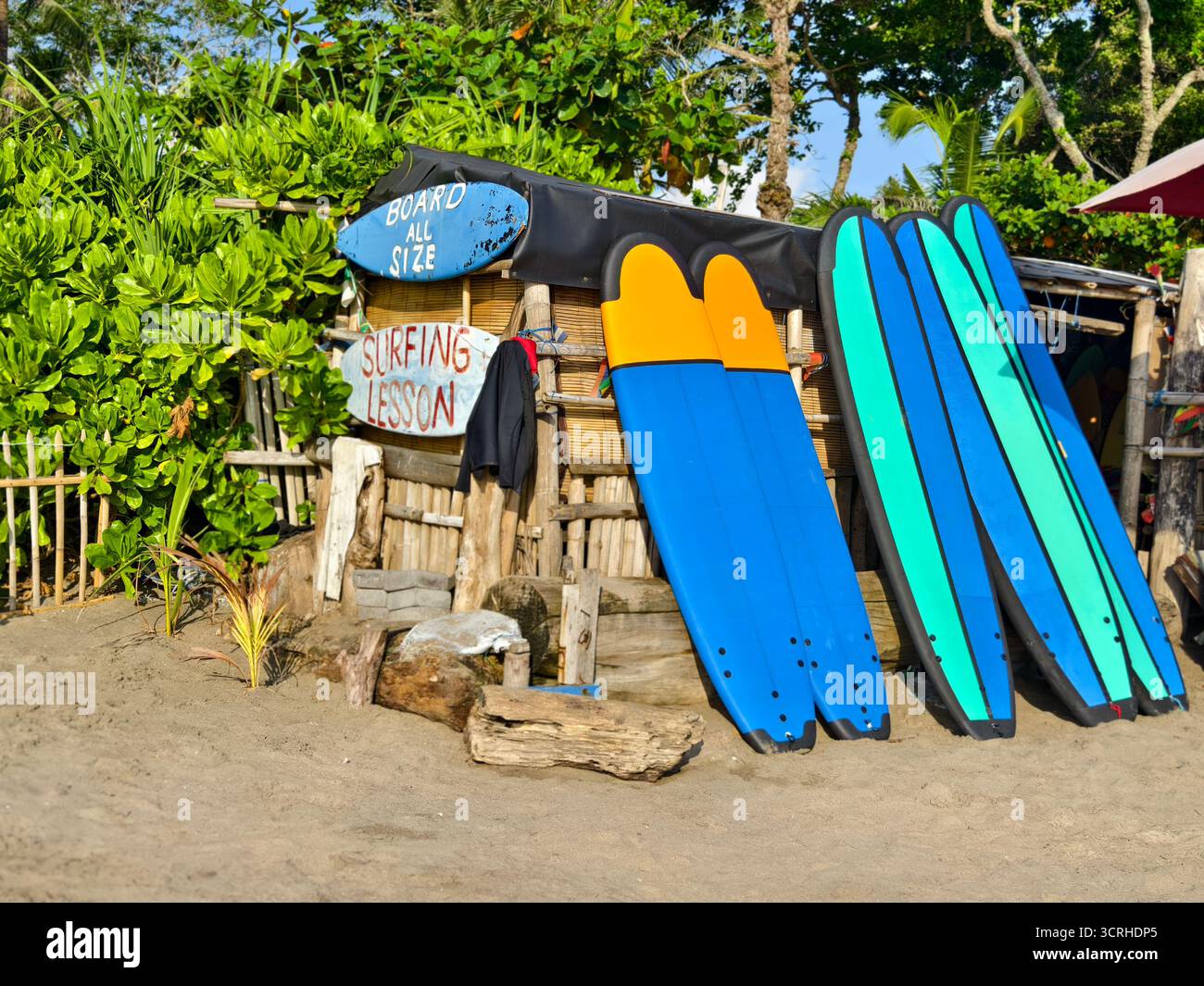 Seminyak, Bali, Indonesien – 28. September 2025: Eine kleine Bambus-Surfbude, die Surfkurse und Surfbretter für Touristen anbietet Stockfoto