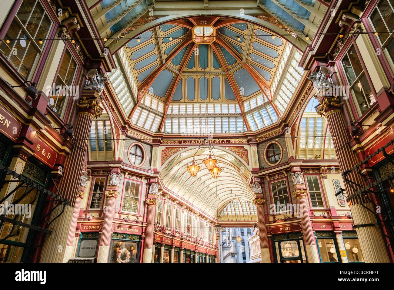 Dekorative Innenausstattung aus Schmiedeeisen und Glas des Leadenhall Market, historisches Marktgebäude, City of London, Vereinigtes Königreich. Stockfoto Dekorative Innenausstattung aus Schmiedeeisen und Glas des Leadenhall Market, historisches Marktgebäude, City of London, Vereinigtes Königreich. Stockfoto