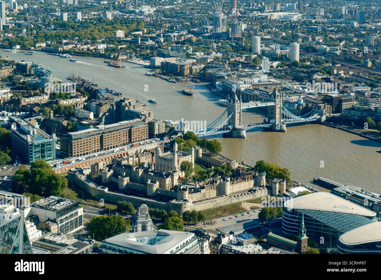 Aus der Vogelperspektive von London mit der Themse, dem Tower of London und der Tower Bridge. London, Großbritannien Stockfoto