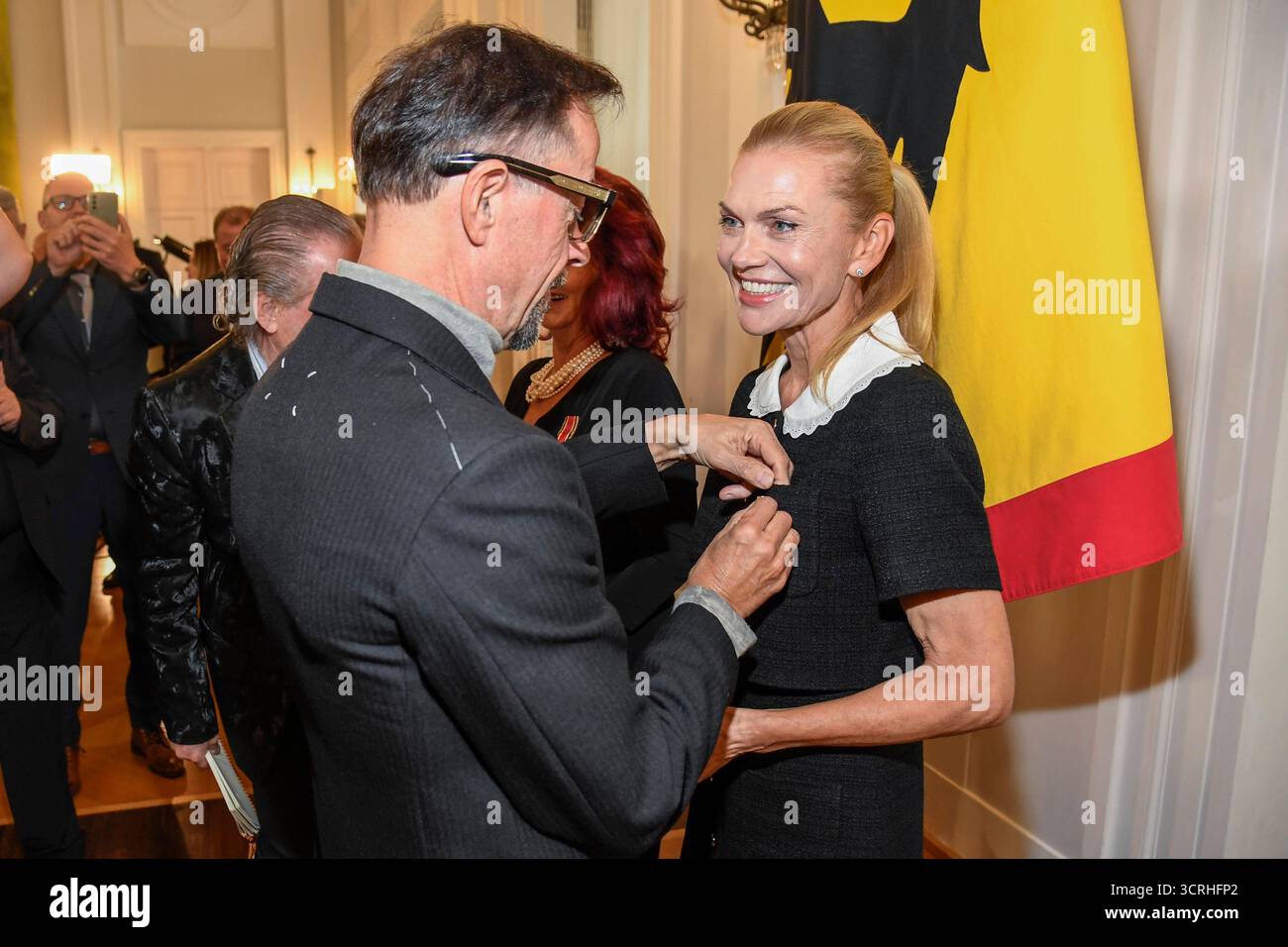 abb Anna Loos Liefers mit Ehemann Jan Josef Liefers richtet den Orden Schauspieler bekommt den Verdienstorden mit Urkunde der Bundesrepublick Deutschland verliehen für herausragende Beitraege für das Gemeinwohl zum Tag der Deutschen Einheit von Bundespraesident Frank Walter Steinmeier ueberreicht im Schloss Belevue am 01.10.2025 in Berlin Berlin Deutschland *** abb Anna Loos Liefers mit ihrem Ehemann Jan Josef Liefers empfängt der Verdienstorden der Bundesrepublik Deutschland für ausstehende Beiträge zum Gemeinwohl am Tag der Deutschen Einheit von Bundespräsident Frank Walter St. Stockfoto