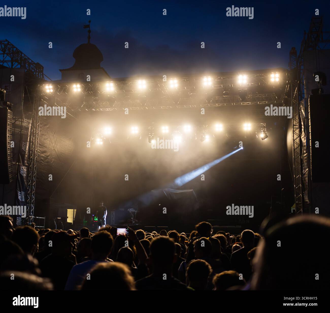 Die Menge hat Spaß beim Konzert-Sommermusikfestival Stockfoto