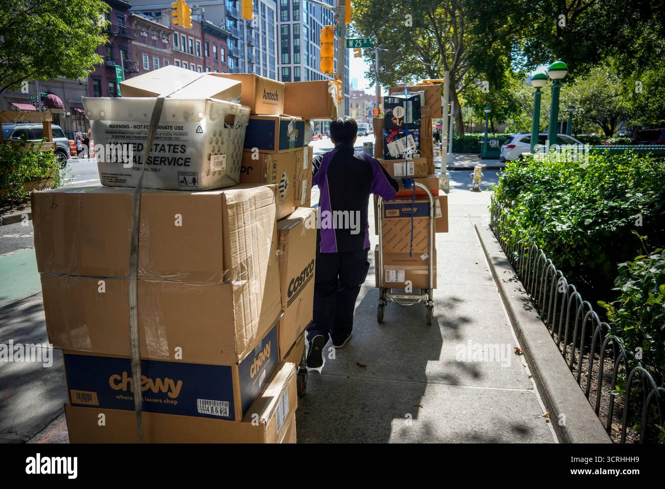 FedEx-Arbeiter, seine Wagen mit Paketen beladen, fahren am Freitag, den 19. September 2025 in Chelsea in New York auf seine Runden. (© Richard B. Levine) Stockfoto
