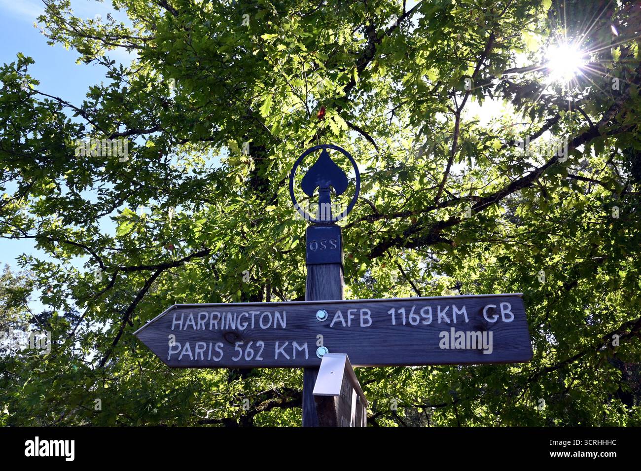 Ein Richtungs- und Entfernungsschild an der Gedenkstätte für die Shadow Men und die US-Fallschirmjäger der Operationsgruppe Percy Pink. Stockfoto