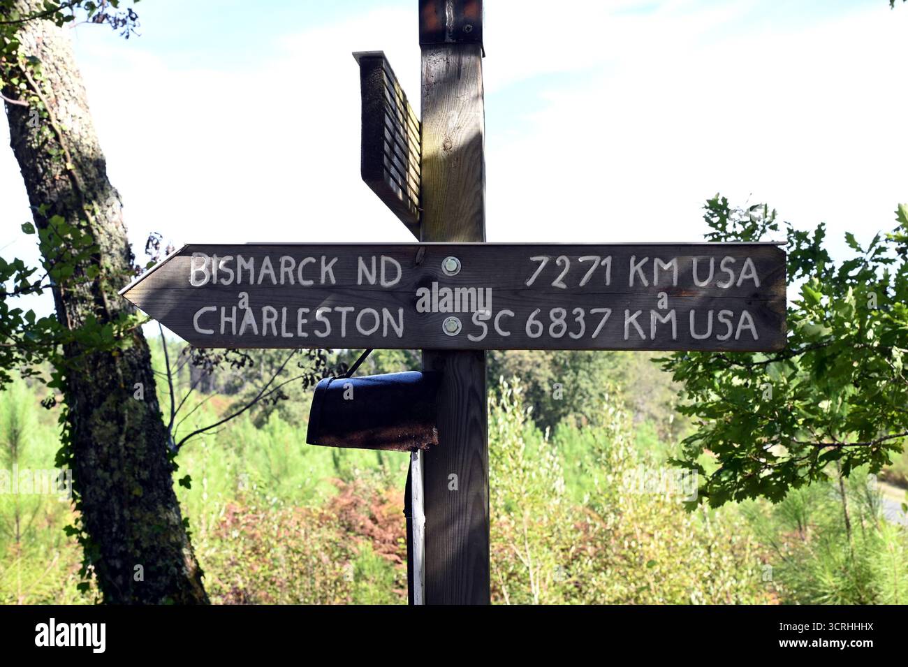 Ein Richtungs- und Entfernungsschild an der Gedenkstätte für die Shadow Men und die US-Fallschirmjäger der Operationsgruppe Percy Pink. Stockfoto