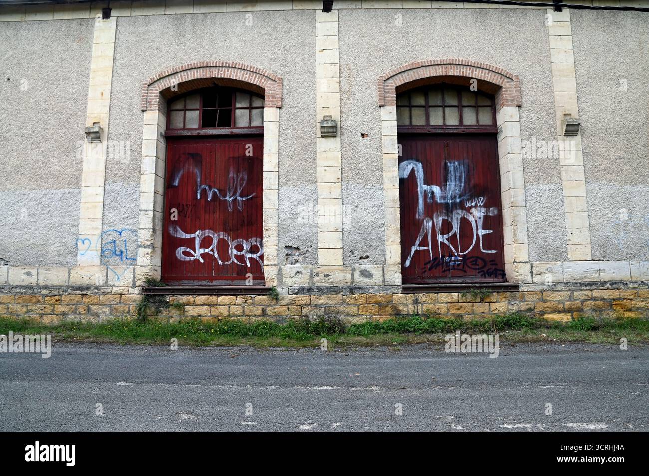 Bahnhof Bèlves auf der Linie Périgueux-Agen. Der Bahnhof hat bessere Tage erlebt. 3-4 Züge pro Tag fahren dort in jede Richtung. Stockfoto