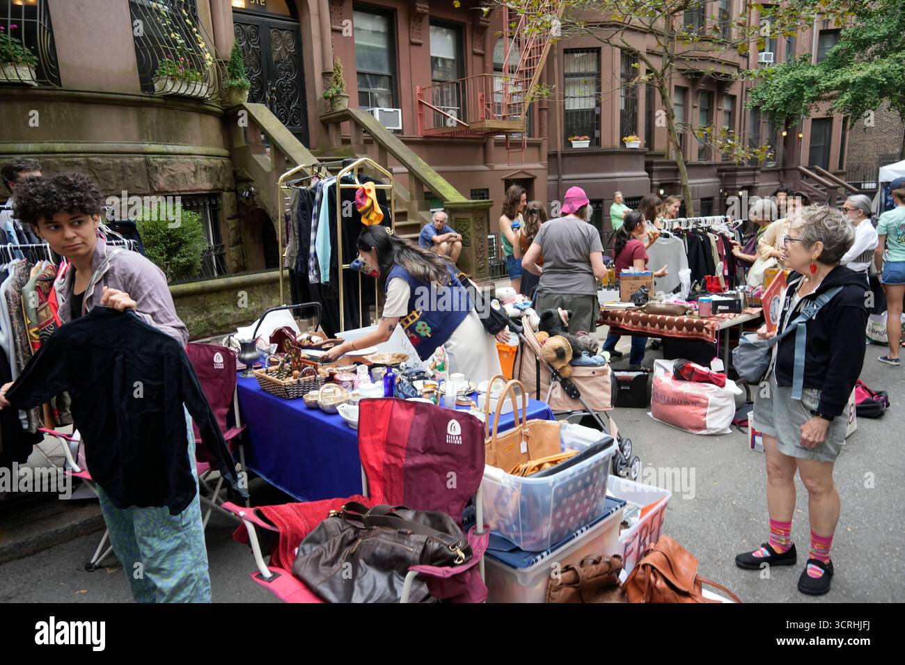Käufer suchen am Samstag, den 27. September 2025, auf einem Flohmarkt im New Yorker Viertel der Upper West Side nach Schnäppchen. (© Richard B. Levine) Stockfoto