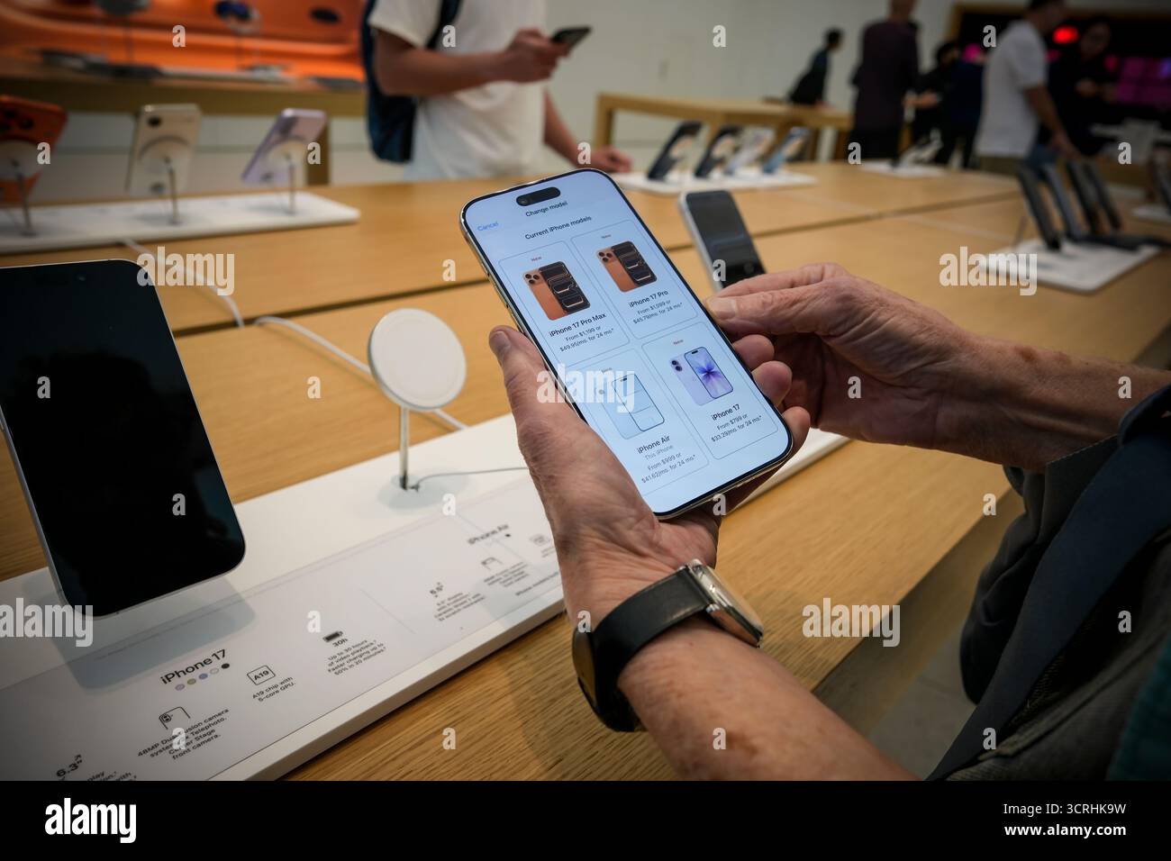 Kunden durchsuchen die neuen Versionen des iPhone 17 einschließlich des iPhone Air im Apple Store im World Trade Center von New York am Dienstag, den 30. September 2025. (© Richard B. Levine) Stockfoto