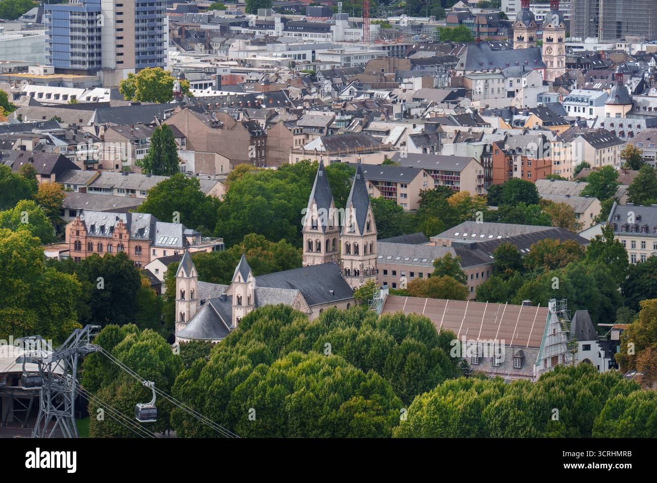 Koblenz Urban Architecture Green Trees City Skyline. Das dichte Stadtbild von Koblenz, Deutschland, verbindet moderne und historische Gebäude mit üppig grünen Bäumen Stockfoto