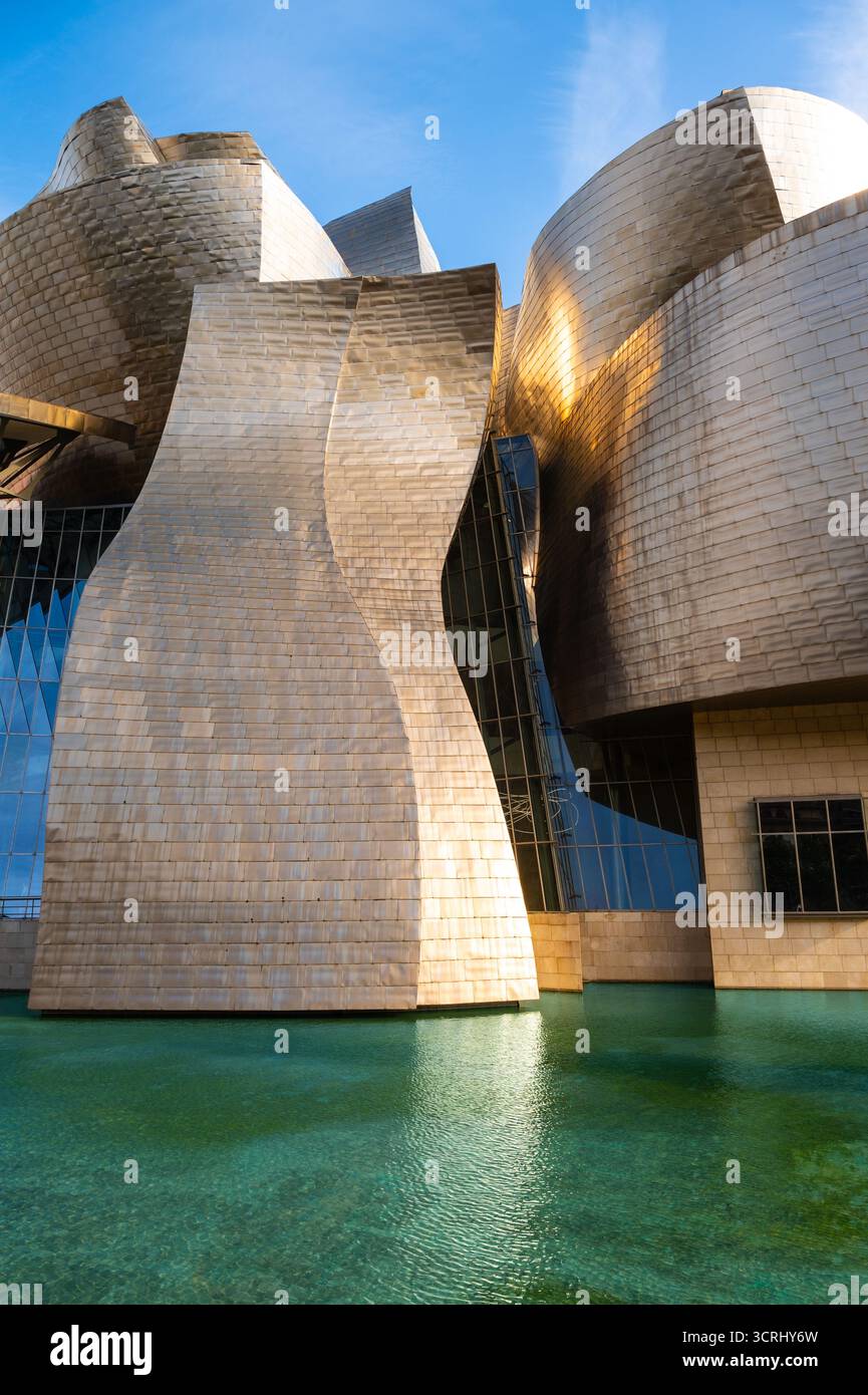 Bilbao, Spanien - 18. Juli 2025: Guggenheim Museum Bilbao Moderne Architektur auf dem Wasser Stockfoto