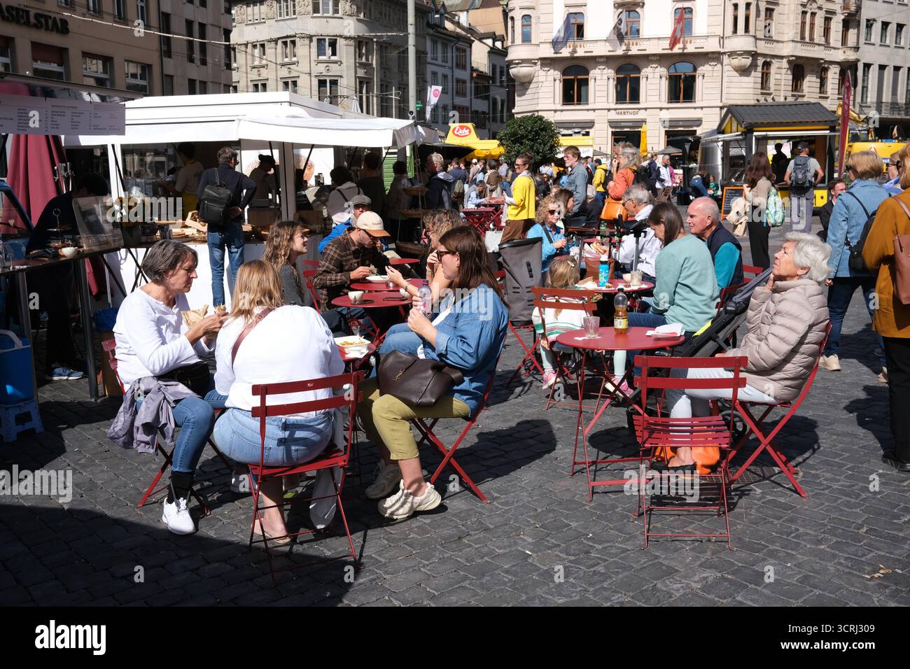Basel in der Nordwestschweiz. Market Square Street Food Dining vor dem Rathaus von Basel, lokal bekannt als Roothuus. Stockfoto