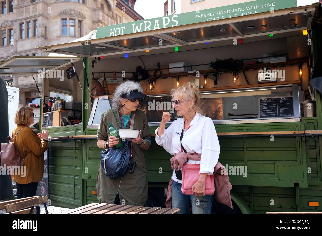 Basel in der Nordwestschweiz. Market Square Street Food Dining vor dem Rathaus von Basel, lokal bekannt als Roothuus. Stockfoto