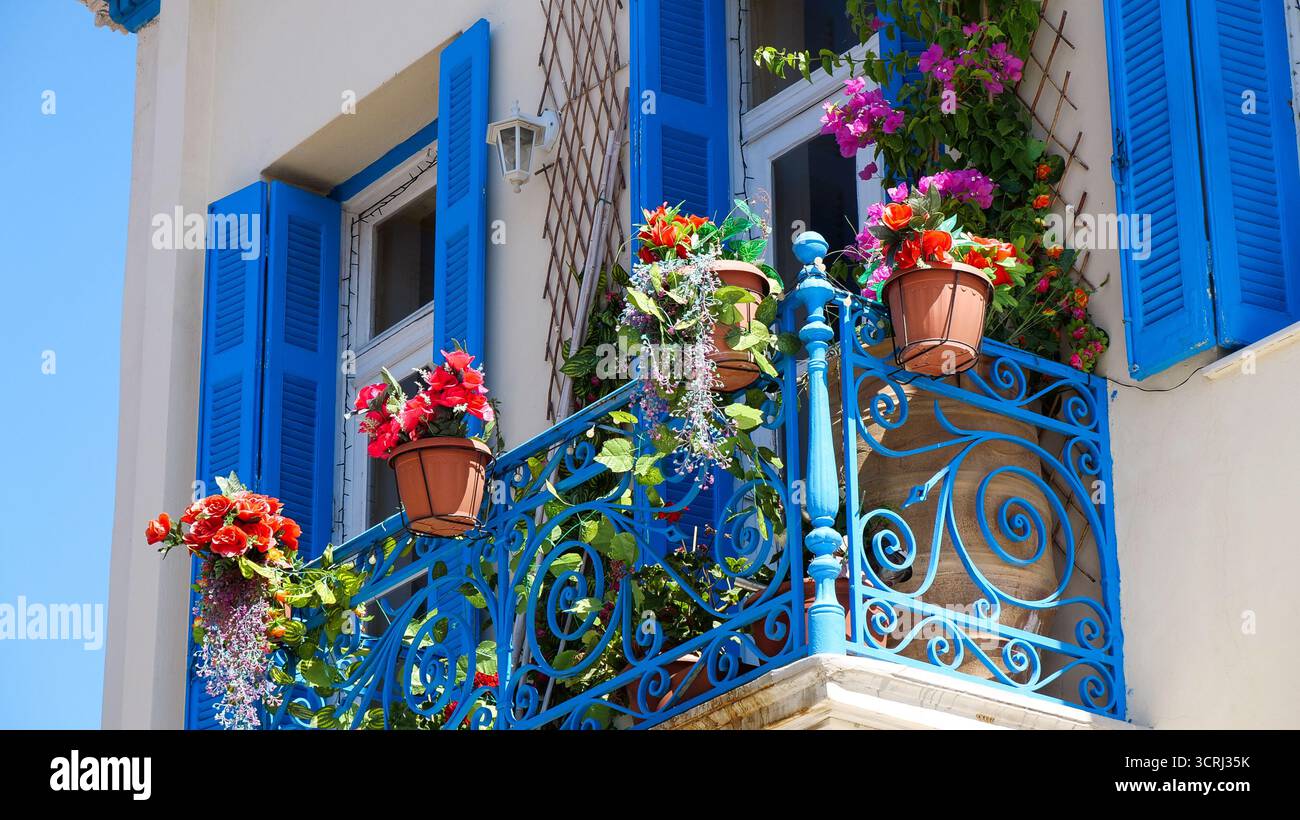 Blauer Balkon im mediterranen Stil mit Blumen in Athen, Griechenland Stockfoto