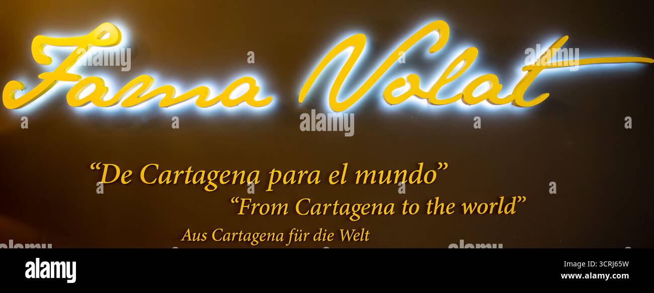 Cartagena, Spanien - 29. März 23: Ein dekoratives Schild mit dem Namen „Fama Volat“ mit leuchtendem Effekt, begleitet von mehrsprachigen Phrasen über Carta Stockfoto