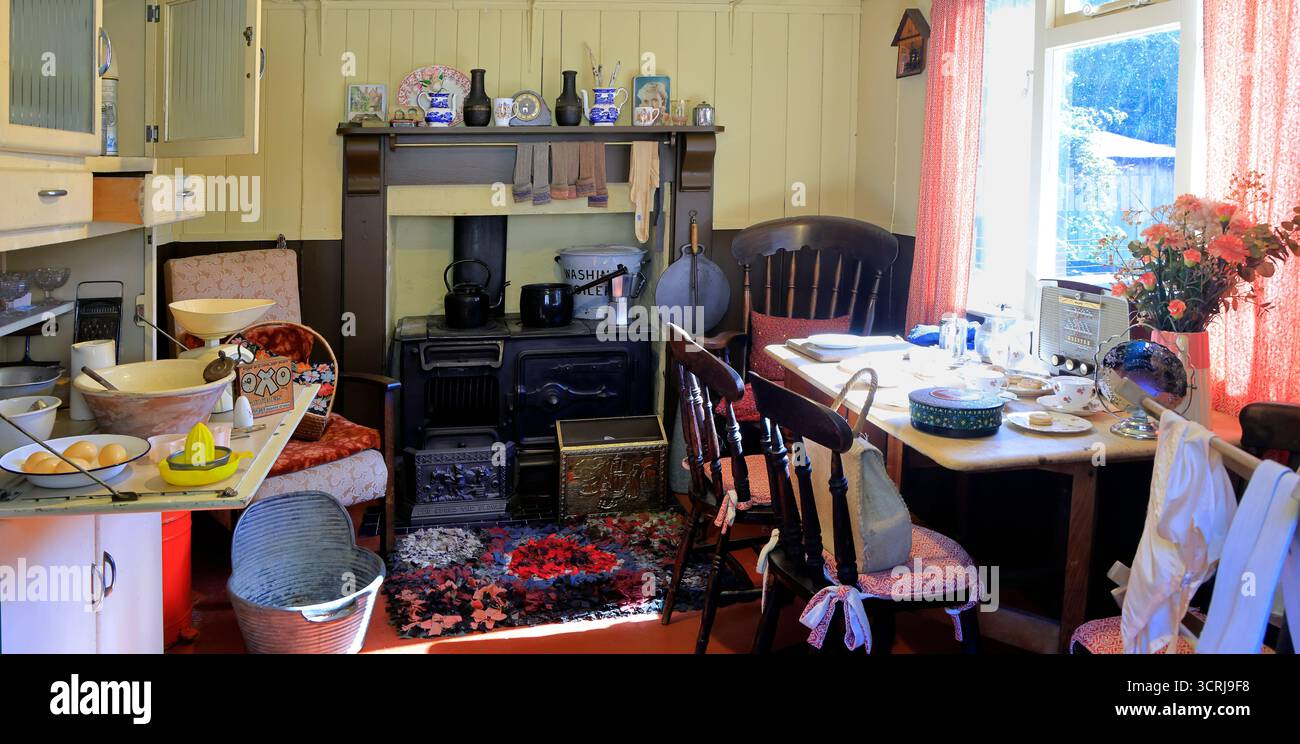 Innenraum der Chalet-Küche aus den 1950er Jahren, Rhyd Y Autoterrasse, St Fagan's National Museum of History, Cardiff, South Wales, Vereinigtes Königreich. September 2025 Stockfoto