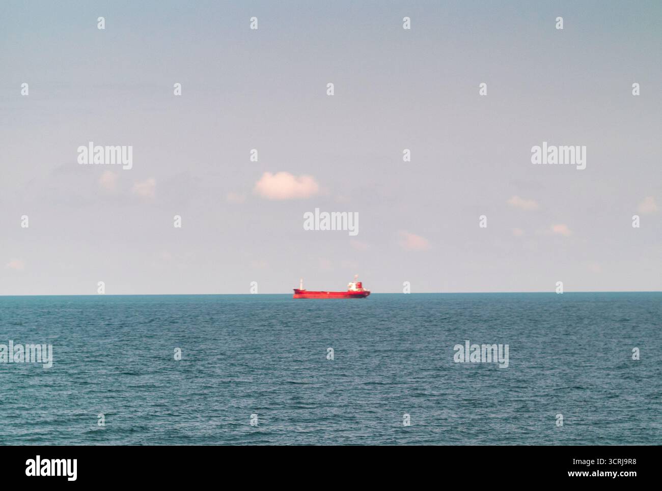 Großes Frachtschiff, Containerschiff auf offener See Stockfoto