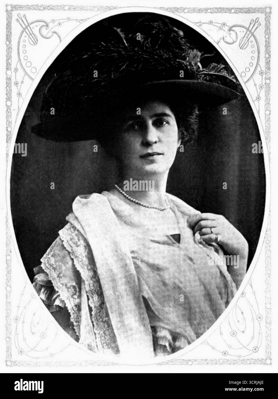 1912 c. , Florenz , ITALIEN : die in deutschland geborene italienische Malerin ERNESTINA ORLANDINI ( Ernestine Mack Schultze-Naumburg , 1869 - 1956 ) . Unbekannter Fotograf , Bild veröffentlicht in der italienischen Illustrationszeitschrift " La Donna ", 1912 . - Berliner Secession - BELLE EPOQUE - PITTRICE DIVISIONISTA - DIVISIONISMO - MACCHIAIOLO - MACCHIAIOLI - KUNST - ARTI VISIVE - ARTE - PORTRÄT - RITRATTO - GESCHICHTE - FOTO STORICHE - Hut - Cappello - Mode - MODA FEMMINILE - Perlen Halskette - Collana di PERLE - Archivio GBB Stockfoto