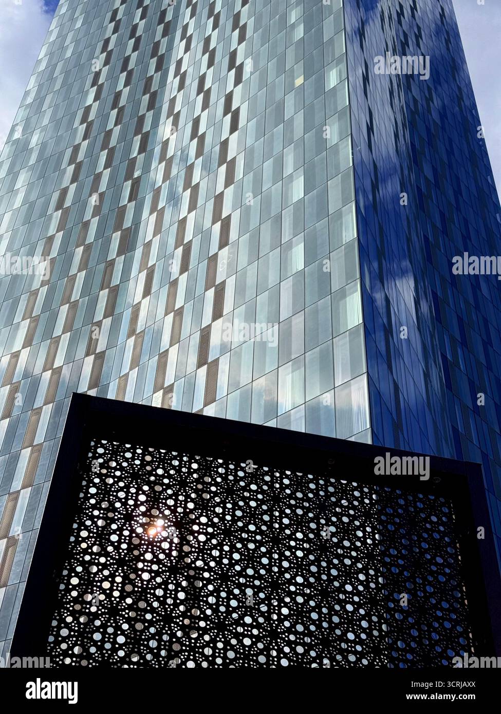 Turm und Kunstwerke des Deansgate Square Complex, Manchester Stockfoto