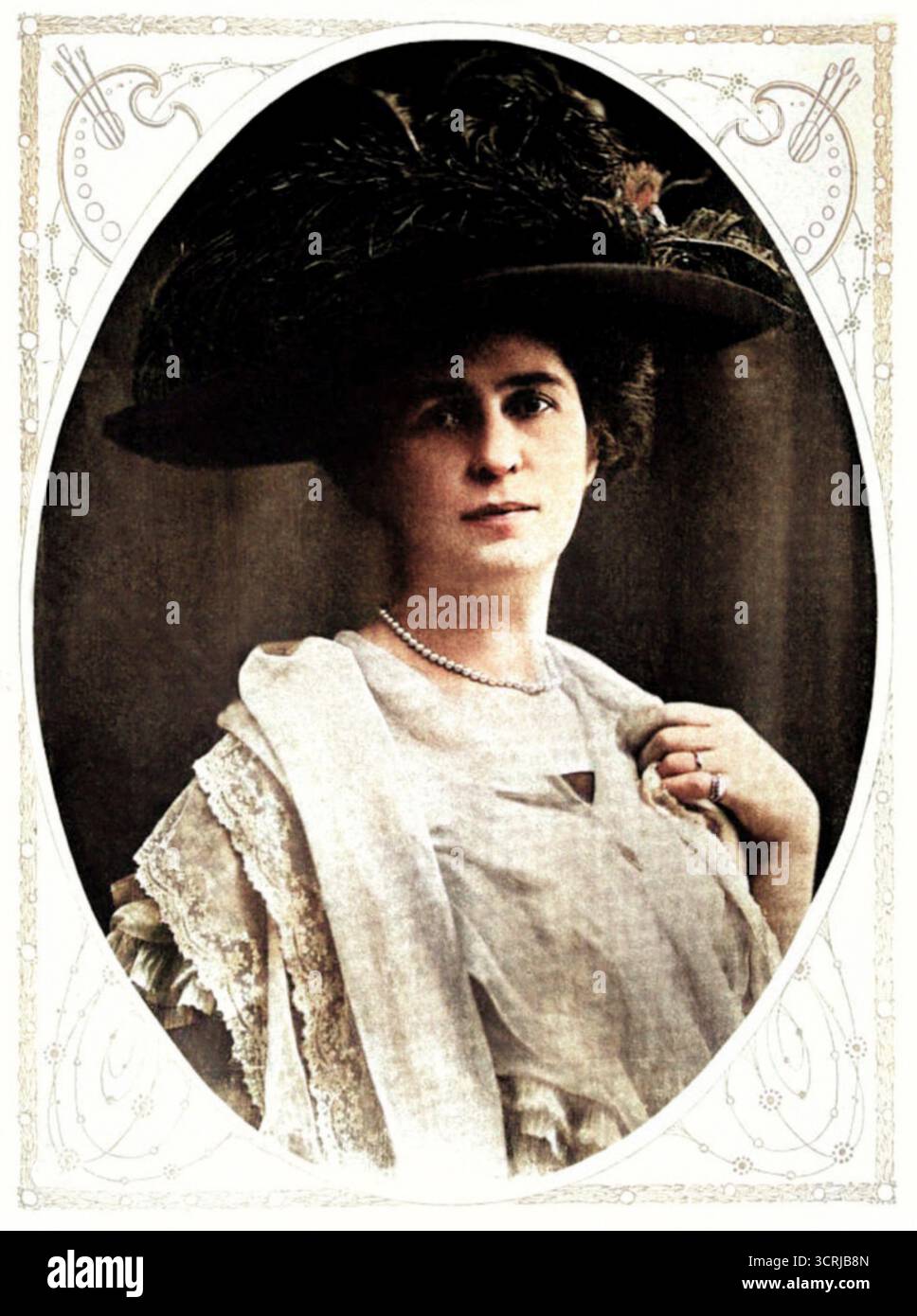 1912 c. , Florenz , ITALIEN : die in deutschland geborene italienische Malerin ERNESTINA ORLANDINI ( Ernestine Mack Schultze-Naumburg , 1869 - 1956 ) . Unbekannter Fotograf , Bild veröffentlicht in der italienischen Illustrationszeitschrift " La Donna ", 1912 . DIGITAL COLORIERT. - Berliner Secession - BELLE EPOQUE - PITTRICE DIVISIONISTA - DIVISIONISMO - MACCHIAIOLO - MACCHIAIOLI - KUNST - ARTI VISIVE - ARTE - PORTRÄT - RITRATTO - GESCHICHTE - FOTO STORICHE - Hut - Cappello - Mode - MODA FEMMINILE - Perlen Halskette - Collana di PERLE - Archivio GBB Stockfoto