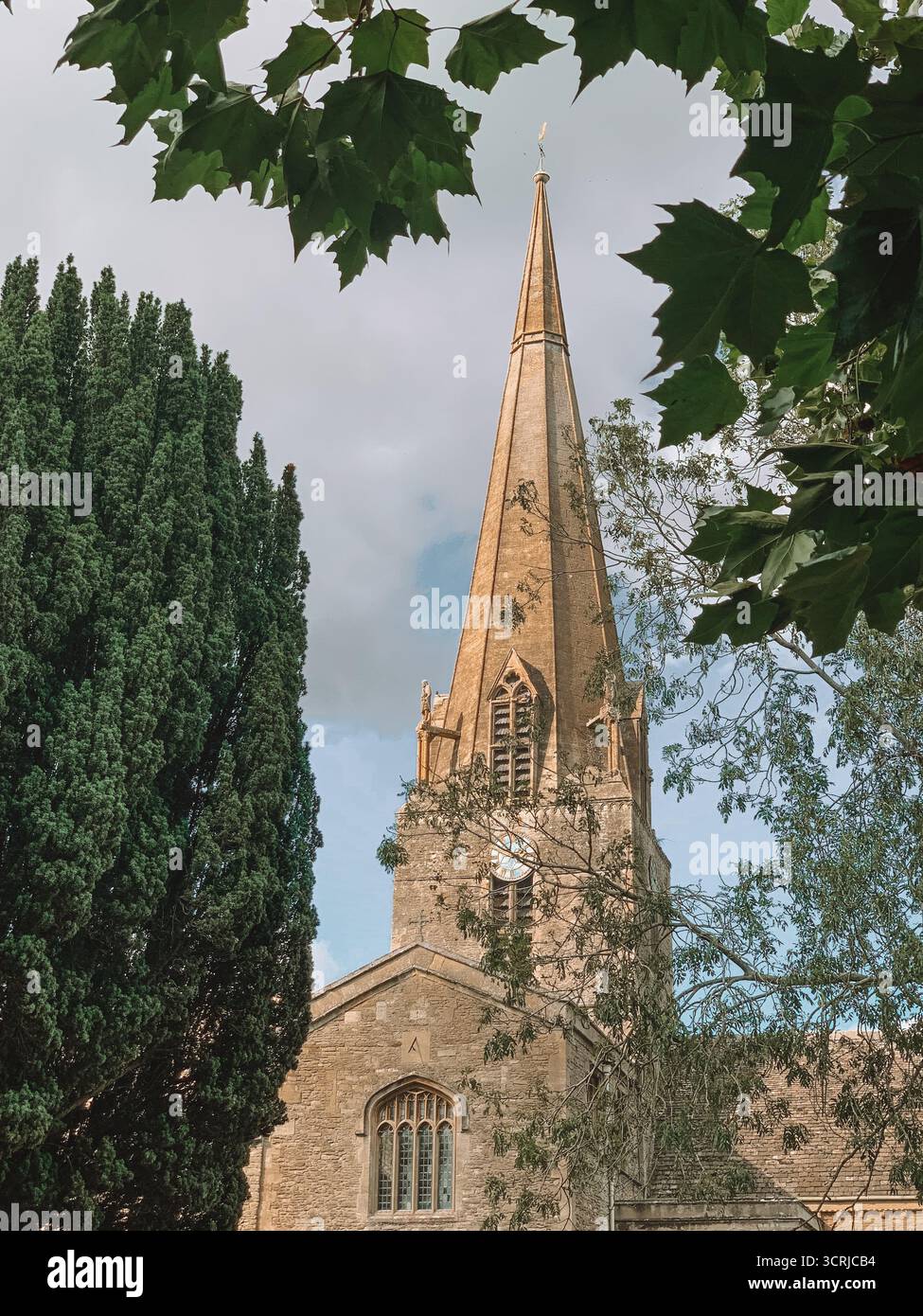Bezaubernder Kirchturm Der Cotswolds – Berühmte Fotografie Der Englischen Dorfmarke - Smartphone-aufgenommenes Stockfoto