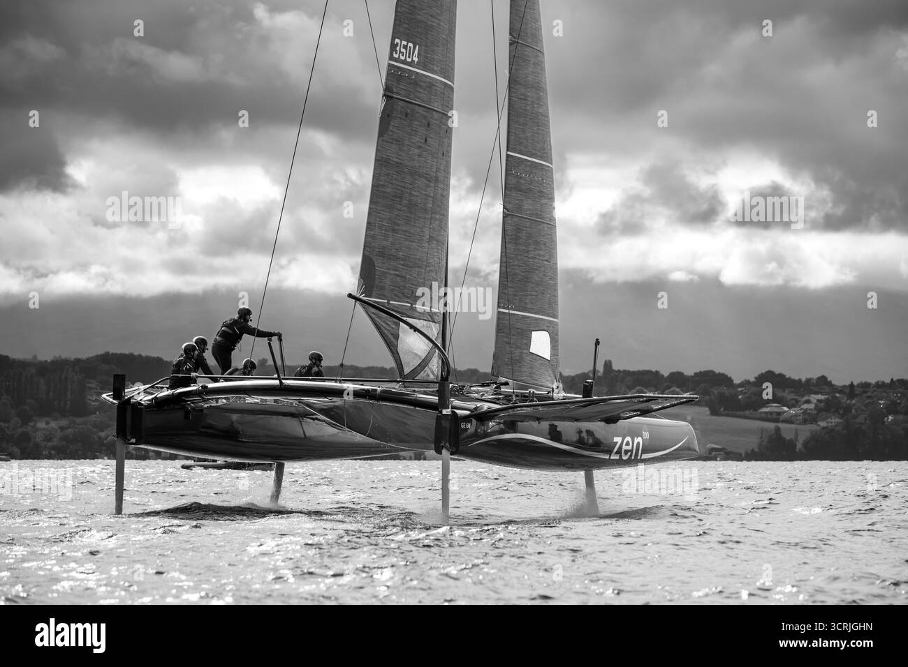 TF35 Grand Prix Crans: Frische Herbstsonne, verglaster Genfer See, rasante Geschwindigkeit und alpine Schönheit an einem spektakulären Rennwochenende. Stockfoto