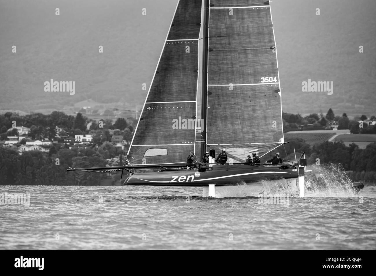 TF35 Grand Prix Crans: Frische Herbstsonne, verglaster Genfer See, rasante Geschwindigkeit und alpine Schönheit an einem spektakulären Rennwochenende. Stockfoto