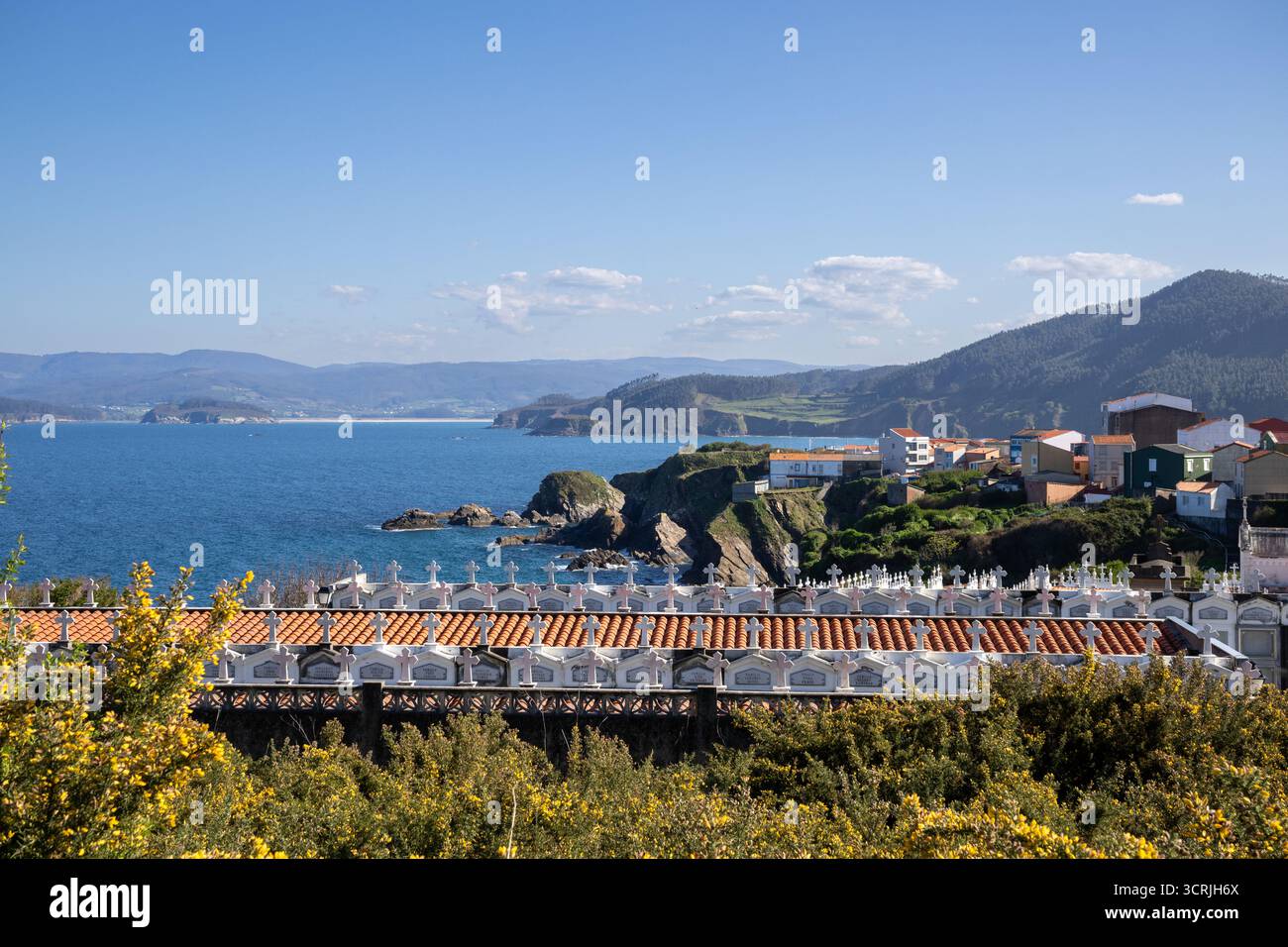 Friedhof an den Klippen in Cariño, A Coruña, Galicien. Mit Blick auf das wilde Atlantikwasser. Eine ergreifende Erinnerung an maritime Geschichte und Naturkraft. Stockfoto