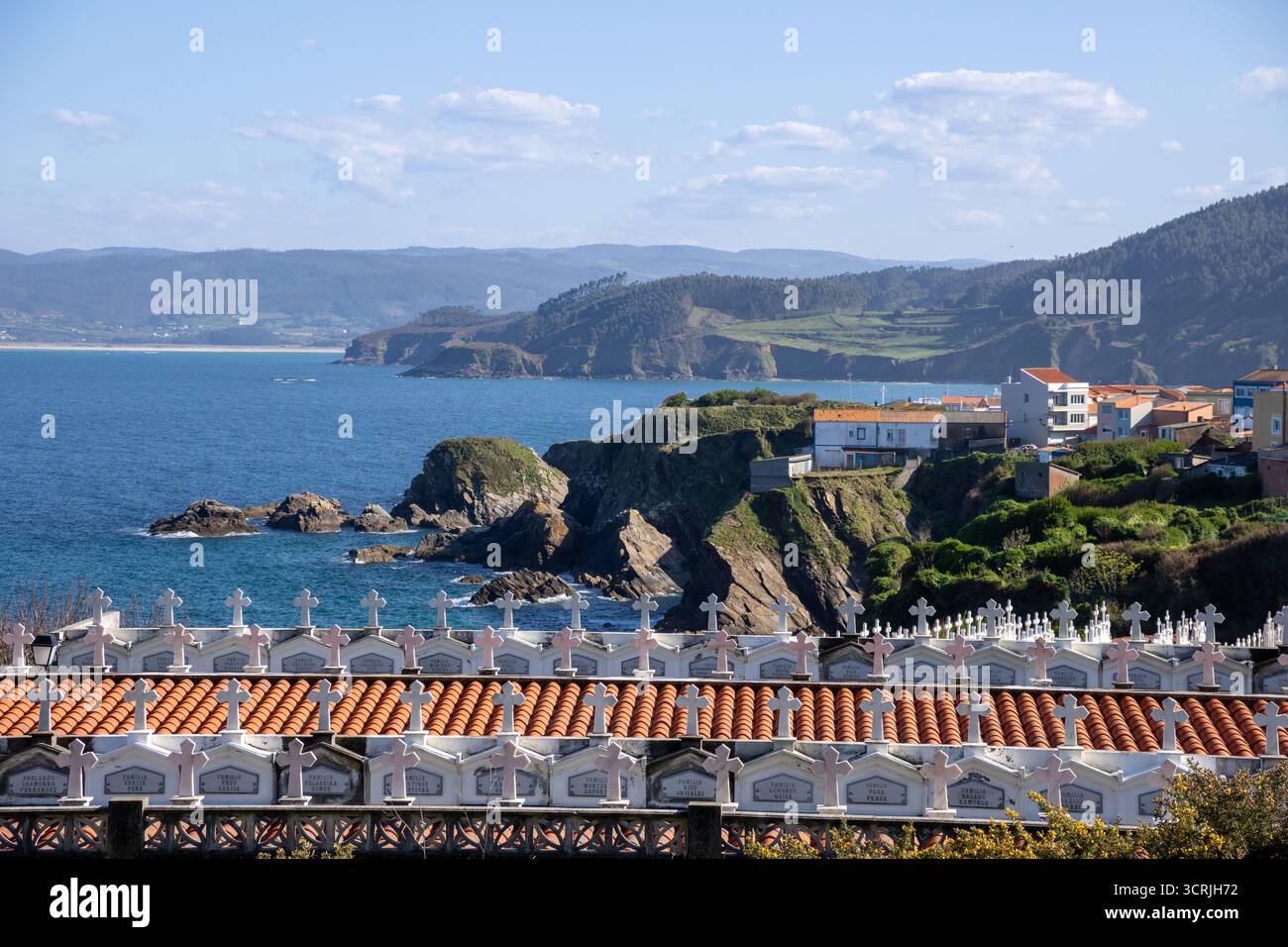Friedhof an den Klippen in Cariño, A Coruña, Galicien. Mit Blick auf das wilde Atlantikwasser. Eine ergreifende Erinnerung an maritime Geschichte und Naturkraft. Stockfoto