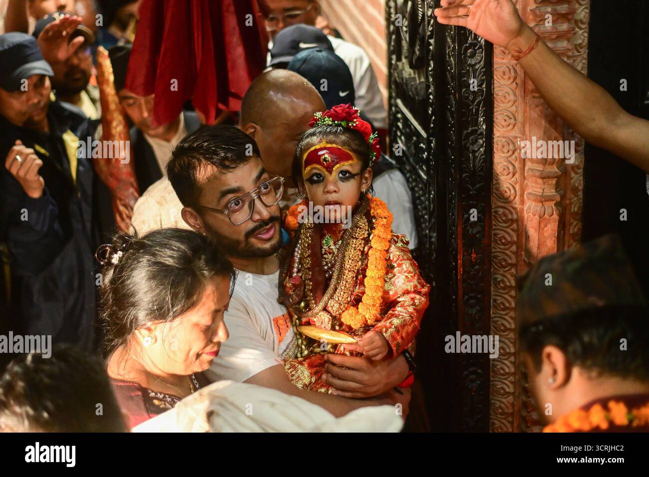 Kathmandu, Nepal. 1. Oktober 2025. Die neu ernannte Königliche Lebensgöttin Kumari Aryatara Shakya feiert ihren ersten öffentlichen Auftritt, nachdem sie offiziell im historischen Kumari Ghar in Hanumandhoka thront wurde, bevor sie zur rituellen Anbetung im Taleju Tempel gebracht wurde. Foto: Safal Prakash Shrestha Stockfoto