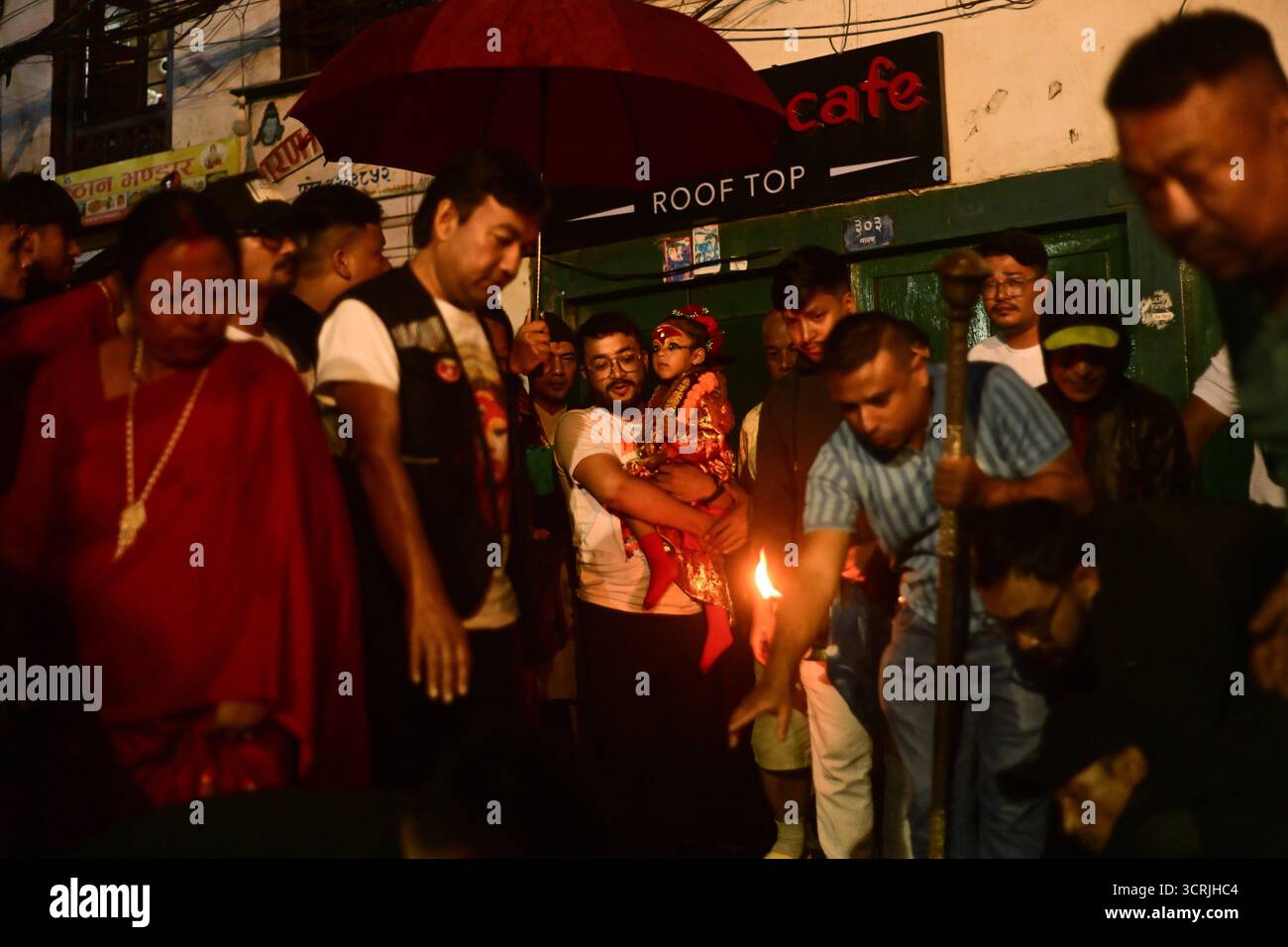 Kathmandu, Nepal. 1. Oktober 2025. Die neu ernannte Königliche Lebensgöttin Kumari Aryatara Shakya feiert ihren ersten öffentlichen Auftritt, nachdem sie offiziell im historischen Kumari Ghar in Hanumandhoka thront wurde, bevor sie zur rituellen Anbetung im Taleju Tempel gebracht wurde. Foto: Safal Prakash Shrestha Stockfoto