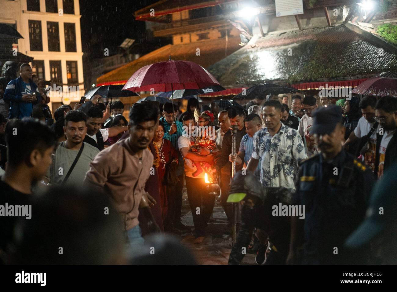 Kathmandu, Nepal. 1. Oktober 2025. Die neu ernannte Königliche Lebensgöttin Kumari Aryatara Shakya feiert ihren ersten öffentlichen Auftritt, nachdem sie offiziell im historischen Kumari Ghar in Hanumandhoka thront wurde, bevor sie zur rituellen Anbetung im Taleju Tempel gebracht wurde. Foto: Safal Prakash Shrestha Stockfoto