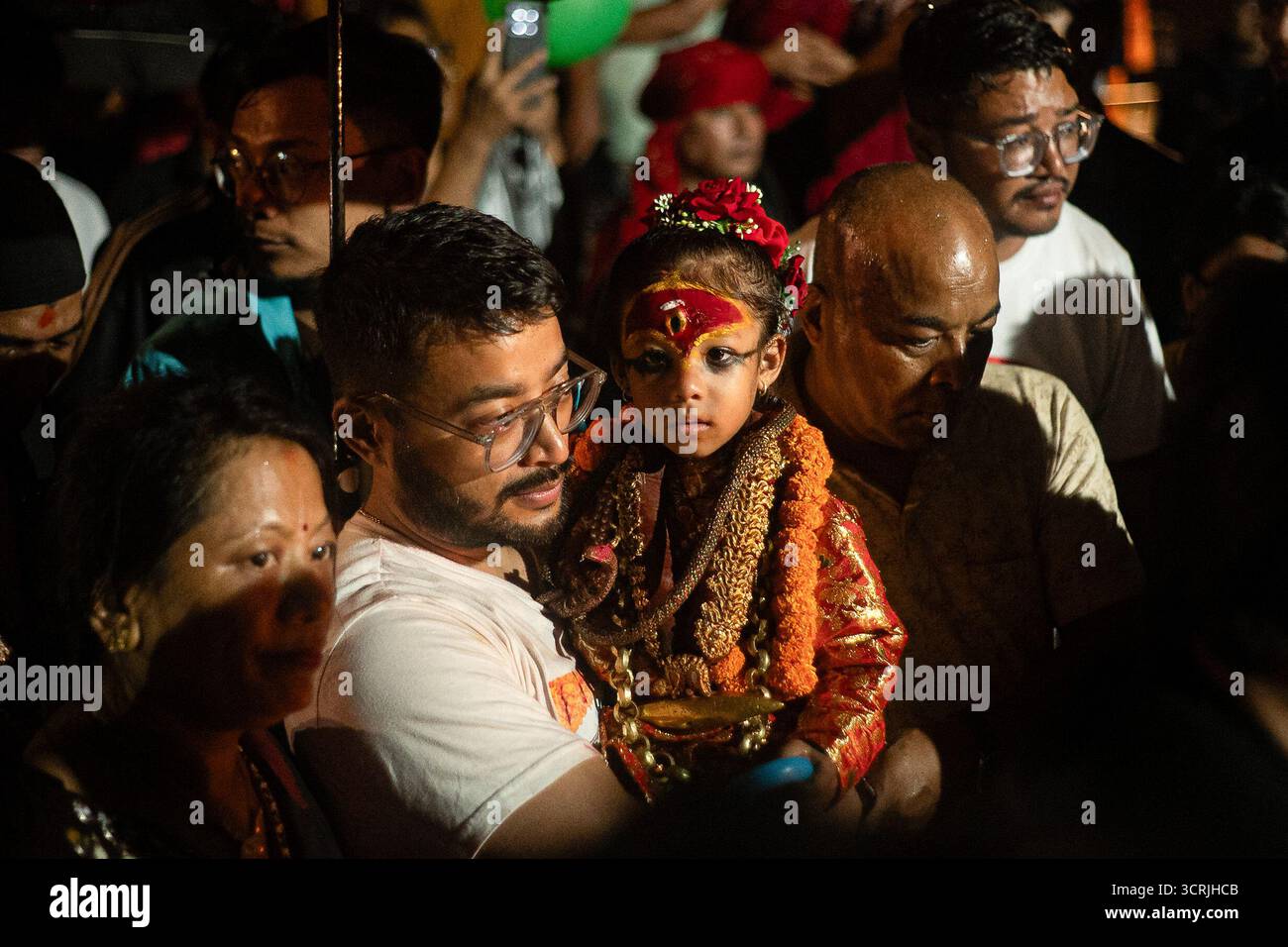 Kathmandu, Nepal. 1. Oktober 2025. Die neu ernannte Königliche Lebensgöttin Kumari Aryatara Shakya feiert ihren ersten öffentlichen Auftritt, nachdem sie offiziell im historischen Kumari Ghar in Hanumandhoka thront wurde, bevor sie zur rituellen Anbetung im Taleju Tempel gebracht wurde. Foto: Safal Prakash Shrestha Stockfoto