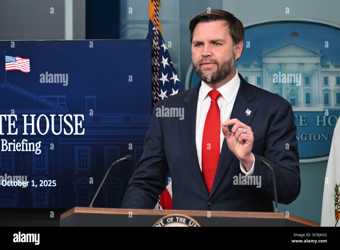 Washington, DC, USA. 30. September 2025. 10/1/25: Die Pressesprecherin des Weißen Hauses Washington DC. Karoline Leavitt wird von Vizepräsidentin J.D. Vance für das Briefing des Weißen Hauses begleitet. Die machen Bemerkungen und stellen Fragen am ersten Tag der Regierungsschließung. (Kreditbild: © Christy Bowe/ZUMA Press Wire) NUR REDAKTIONELLE VERWENDUNG! Nicht für kommerzielle ZWECKE! Stockfoto Washington, DC, USA. 30. September 2025. 10/1/25: Die Pressesprecherin des Weißen Hauses Washington DC. Karoline Leavitt wird von Vizepräsidentin J.D. Vance für das Briefing des Weißen Hauses begleitet. Die machen Bemerkungen und stellen Fragen am ersten Tag der Regierungsschließung. (Kreditbild: © Christy Bowe/ZUMA Press Wire) NUR REDAKTIONELLE VERWENDUNG! Nicht für kommerzielle ZWECKE! Stockfoto