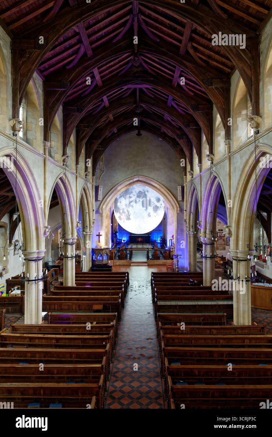Warminster, Wiltshire, England, Vereinigtes Königreich - 26. März 2025: Eine 3D-Installation des Mondes in der Minster Church of St Denys Stockfoto