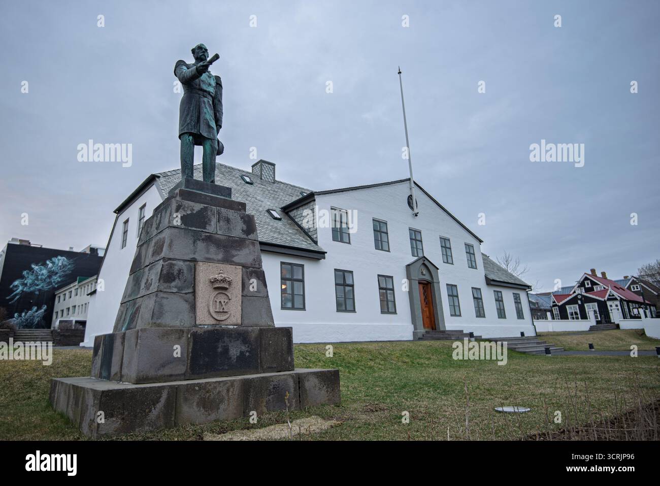 Stjórnarráðið (Regierungsgebäude), Lækjargata – ehemaliges Gefängnis aus dem 18. Jahrhundert, das heute das Büro des Premierministers beherbergt, im Zentrum von Reykjavík, Island. Stockfoto