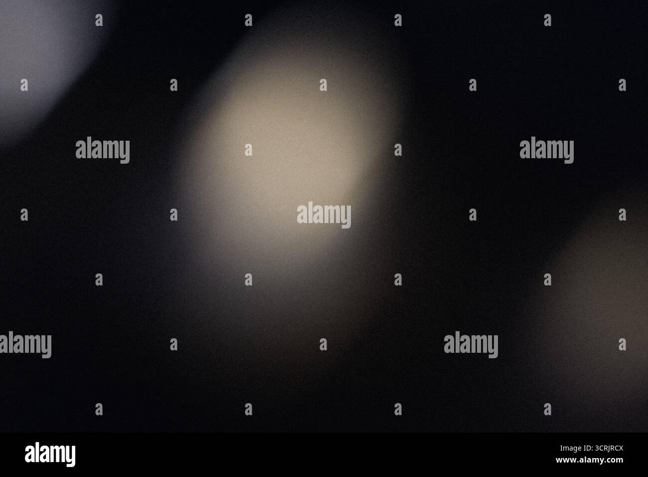 Vintage Soft Light Leck Overlay-Effekt mit Folienstruktur, verschwommenem Retro-Leuchten auf dunklem Hintergrund, filmische Atmosphäre Stockfoto