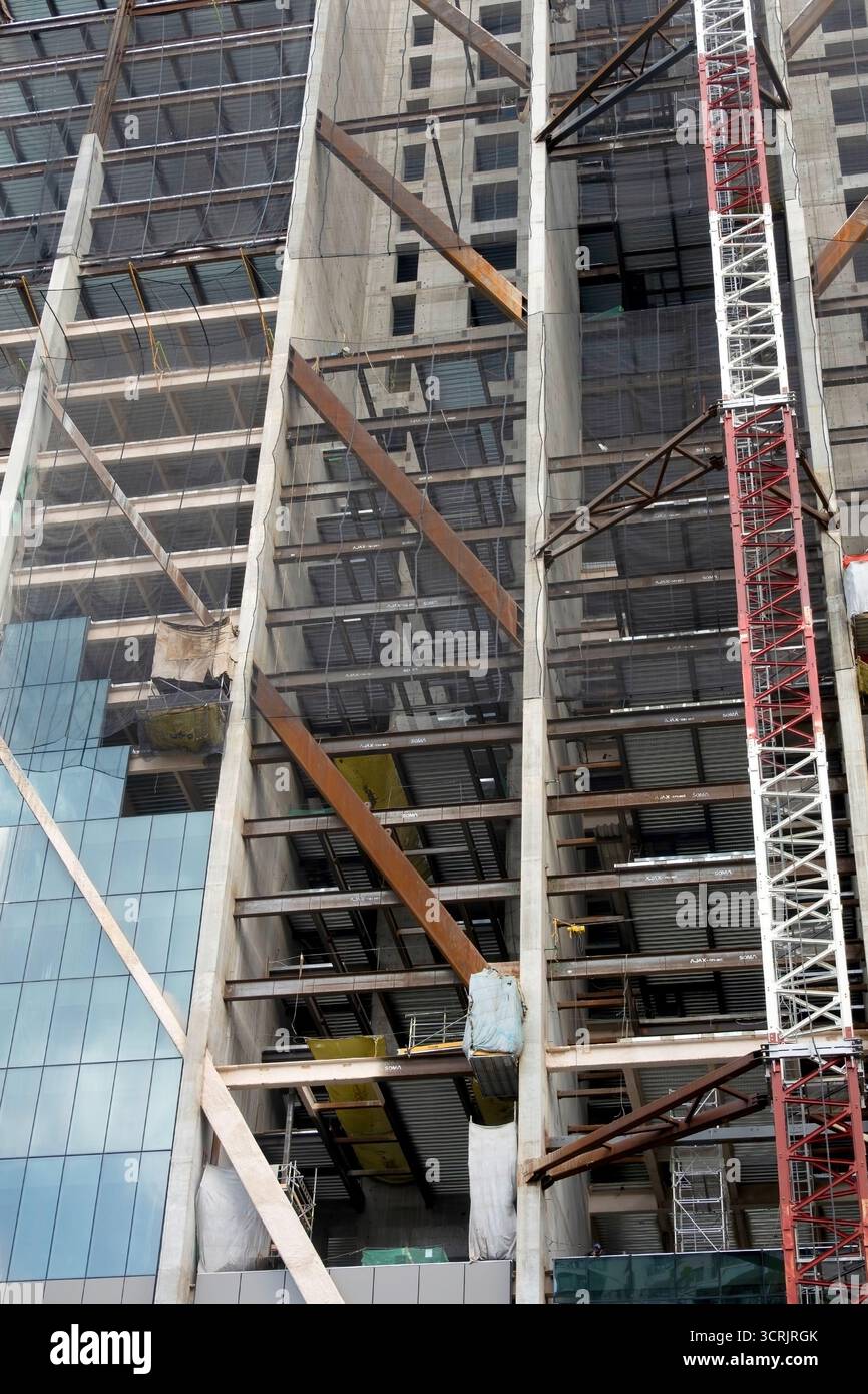 Diagonalstreben an der Gebäudekonstruktion im Erdbebenbereich Stockfoto