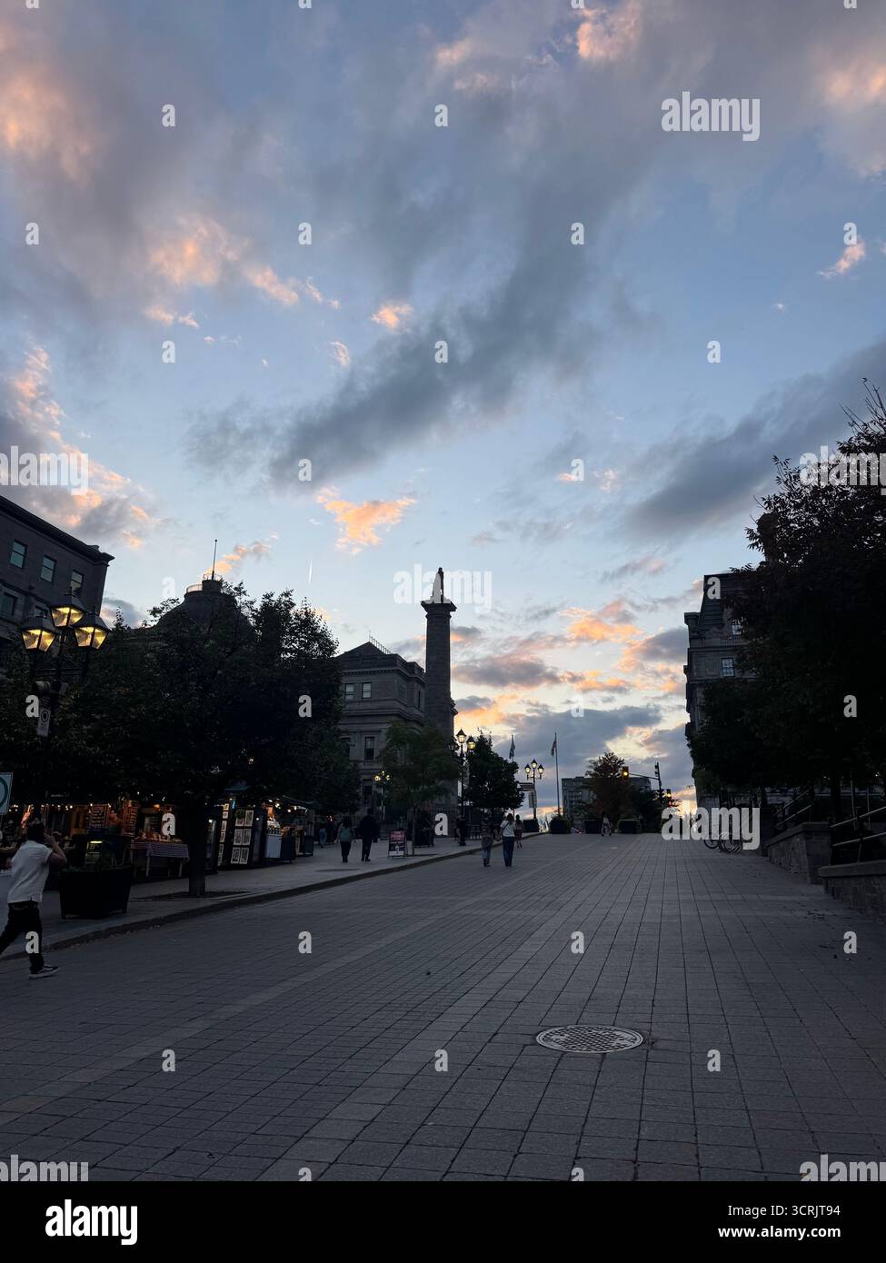 Wenn die Stadt langsamer wird und der Himmel beginnt, eigene Geschichten zu malen Stockfoto